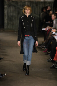 Marc-by-Marc-Jacobs-Fall-2001-013-Hannelore-Knuts.thumb.jpg.b7a2a6ec5b5946b5f53168659451450b.jpg