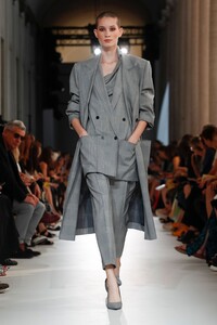 Max-Mara-RTW-SS19-Milan-3057-1537431973.thumb.jpg.de9e889054338a95b8ef64d03eeec1a3.jpg