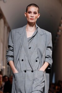 Max-Mara-RTW-SS19-Milan-3060-1537431986.thumb.jpg.3383af90dc9e013609582b92f10459c2.jpg