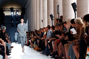 Max-Mara-RTW-SS19-Milan-39841-1537434093.thumb.jpg.7787754eb751fb4b1702df64963b8a7c.jpg