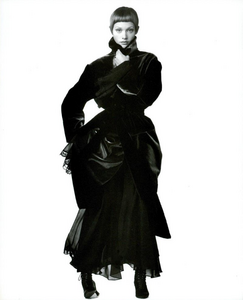 Meisel_Alberta_Ferretti_Fall_Winter_93_94_01.thumb.png.8efe0df41e7703c344d007895d496e9e.png