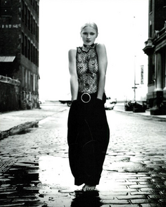 Meisel_Perez_Vogue_Italia_November_1992_03.thumb.png.8ef260b5ef9a42a624ba2c33a33e0018.png