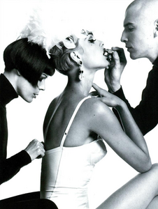 Meisel_Vogue_Italia_July_1991_10.thumb.png.be64a5255551d0b6317378f4f985f55a.png