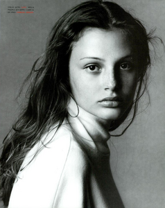 Meisel_Vogue_Italia_June_1993_06.thumb.png.2ab402eeb176772f3cd1b9351086b932.png