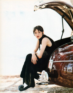 Michele_Hicks_1993_11_Vogue_It_Ph_Walter_Chin_004.thumb.jpg.d00a351d3ff15be0033dc2c4e63576d8.jpg