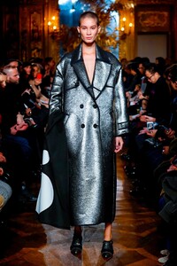 Mila-Schon-RTW-FW18-Milan-5480-1519504485.thumb.jpg.cb76b6e2c5f08ebfa083dc44080e862a.jpg