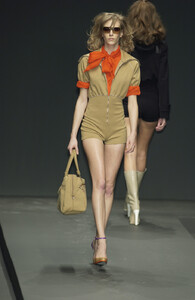 Miu-Miu-Fall-2002-065-Hannelore-Knuts.thumb.jpg.c22e847f6c693770c33b02b0aeb0c2dd.jpg