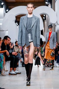 Miu-Miu-RTW-SS19-Paris-9667-1538492360.thumb.jpg.e9ab1117d3f7c40ec7c0218490aea491.jpg