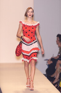 Moschino-Spring-2001-033-Hannelore-Knuts.thumb.jpg.b5165fe29c2d3e017908a4bd0d35a67a.jpg