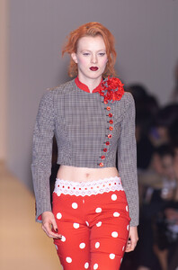 Moschino-Spring-2001-038-Karen-Elson.thumb.jpg.5f97d649ec9ae578c9d81b1256a2e0cd.jpg