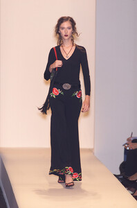 Moschino-Spring-2001-048-Laura-McDaniel.thumb.jpg.70d715445ec0a9088166d036e3285441.jpg