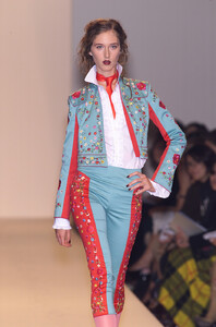 Moschino-Spring-2001-082-Laura-McDaniel.thumb.jpg.bf7c3ac04b639c2cd1ebdec5ba5866cd.jpg