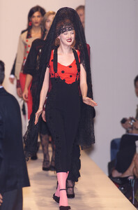 Moschino-Spring-2001-089-Karen-Elson.thumb.jpg.c1247101825da7497dd8b0bb783ac4cf.jpg