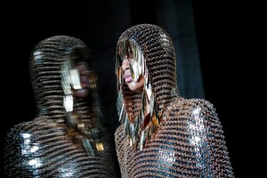 Paco-Rabanne-RTW-FW20-Paris-29730-1582814274.thumb.jpg.a57fdb72c7c27cbd3814c238c11278f5.jpg