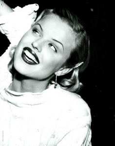 Plein_Air_Chin_Vogue_Italia_March_1993_06.thumb.png.5a88e9c6c0d8c34a0d5fcdad838bd0af.png