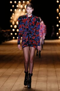Saint-Laurent-RTW-FW18-Paris-2349-1519761939.thumb.jpg.849ca0eda4ddfed03d13f38399c0c654.jpg