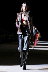 Saint-Laurent-RTW-FW20-Paris-2153-1582662310.thumb.jpg.9cadbde25ae25b819d19da57c1ea8c1f.jpg