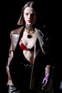 Saint-Laurent-RTW-FW20-Paris-2155-1582662312.thumb.jpg.a6236ec1d64fa710c4ce152e0d5596d7.jpg