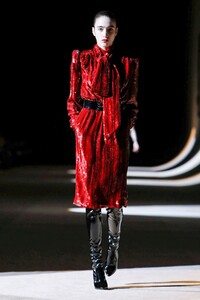 Saint-Laurent-RTW-FW20-Paris-2540-1582662651.thumb.jpg.cb9cdf6be1fa348995902c50fa291cbf.jpg