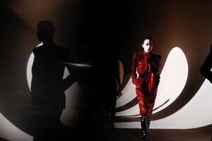 Saint-Laurent-RTW-FW20-Paris-46573-1582662703.thumb.jpg.6d398986e9badcac2509042304a6fdbf.jpg