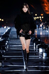 Saint-Laurent-RTW-SS20-Paris-2119-1569357956.thumb.jpg.d8c73458083ea3cf92df0f42eb1fe744.jpg