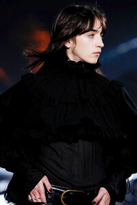 Saint-Laurent-RTW-SS20-Paris-2127-1569357959.thumb.jpg.83854d7eaa33273aae7d3e81a4166ba8.jpg