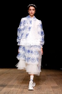 Simone-Rocha-RTW-SS20-London-5390-1568581001.thumb.jpg.664fb0b3ca34ff53b767bed20e848e75.jpg