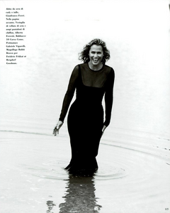 Snyder_Vogue_Italia_July_1993_10.thumb.png.94d96969449807abadb0860c739ef590.png