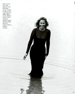 Snyder_Vogue_Italia_July_1993_10.thumb.png.c5ef3036e77fb053c66005a3795f5b89.png