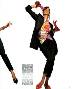 Solo_Pants_Chin_Vogue_Italia_April_1992_04.thumb.png.f320be60b47a4a64fb6d2d303d69fab7.png