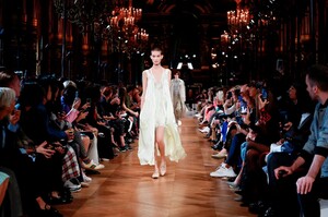 Stella-McCartney-RTW-SS19-Paris-3260-1538386470.thumb.jpg.6ee1ec975f0c57a7e25b270e67995929.jpg