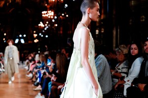 Stella-McCartney-RTW-SS19-Paris-3266-1538386474.thumb.jpg.2ebccc3369252a4c1b7c05645170839d.jpg