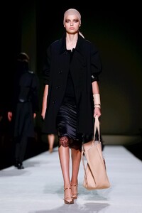 Tom-Ford-RTW-SS19-NY-2017-1536179284.thumb.jpg.6fd25d9f7440e643aaf65fac76300584.jpg