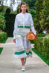 Tory-Burch-RTW-SS19-New-York-6040-1536331884.thumb.jpg.334de89ff94c3143b36ac895fb49e5fa.jpg