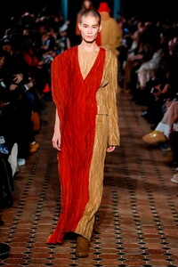 Uma-Wang-RTW-FW18-Paris-1645-1519922055.thumb.jpg.30e22e0c907ada8a1e65336090f94765.jpg