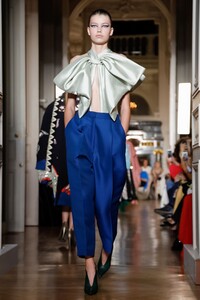 Valentino-Couture-FW18-Paris-7602-1528060238.thumb.jpg.fcff929e201ad33bbd1ce922e1aa5539.jpg