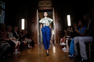 Valentino-Couture-FW18-Paris-7604-1528060240.thumb.jpg.872f78b01b454f701a34c113bd6f8663.jpg
