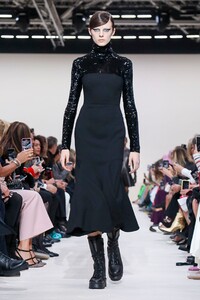 Valentino-RTW-FW20-Paris-1234-1583084032.thumb.jpg.35535b92f32b4c7115ede8de3b531375.jpg