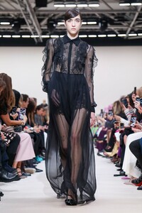 Valentino-RTW-FW20-Paris-1715-1583084649.thumb.jpg.daf94cb9816ed1390e81f73183c073be.jpg