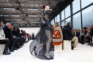 Valentino-RTW-FW20-Paris-1718-1583084652.thumb.jpg.021106668388357d50f8b66f59f0639c.jpg