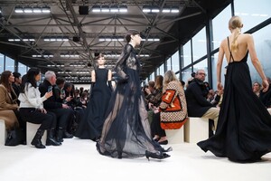 Valentino-RTW-FW20-Paris-1880-1583084924.thumb.jpg.d71e65eb2ef4d6300310fe6dbb8d42fd.jpg