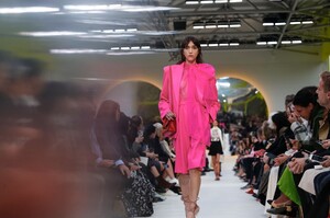Valentino-RTW-SS20-Paris-18407-1569778379.thumb.jpg.61077c7fe622539002c7e1e1dc7b97d3.jpg