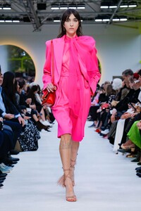 Valentino-RTW-SS20-Paris-2288-1569775108.thumb.jpg.5bc34554215362584dd568ee87771279.jpg