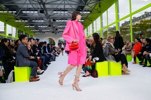 Valentino-RTW-SS20-Paris-2291-1569775110.thumb.jpg.076fb75ecce270a568c8b970bf8c9414.jpg