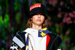 Versace-Menswear-SS19-Milan-6394-1529173411.thumb.jpg.b055918389fda19bb0fbca1086769954.jpg