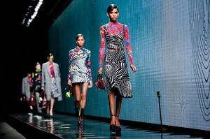 Versace-RTW-FW20-Milan-23259-1582310163.thumb.jpg.8b1100a26ded9bd51ed6e952507748ba.jpg