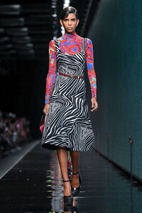 Versace-RTW-FW20-Milan-5131-1582310277.thumb.jpg.9bcb96c146f72257676b9b0503f153cc.jpg