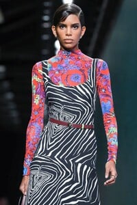 Versace-RTW-FW20-Milan-5132-1582310280.thumb.jpg.769746928f290eb635472d835d0fd69e.jpg
