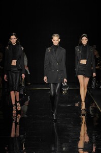 Versace_Runway_Runway_00024-1512246868.thumb.jpg.cf02d683209faa0e384fa05f344a703b.jpg