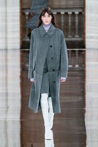Victoria-Beckham-RTW-FW20-London-0324-1581848444.thumb.jpg.ddd15c6653282ca4eac83c0fb9461427.jpg